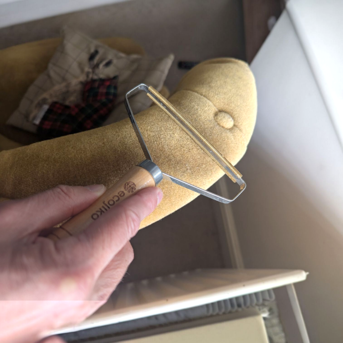 Wooden Lint & Hair Remover, Pet Hair Remover